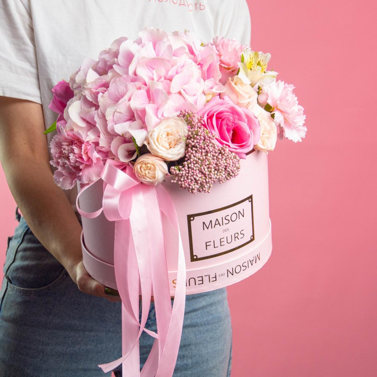 Коробка цветов с розовой гортензией и розами