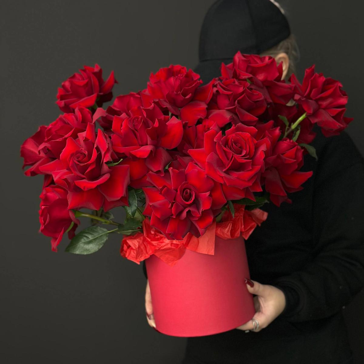 19 красных роз в коробке