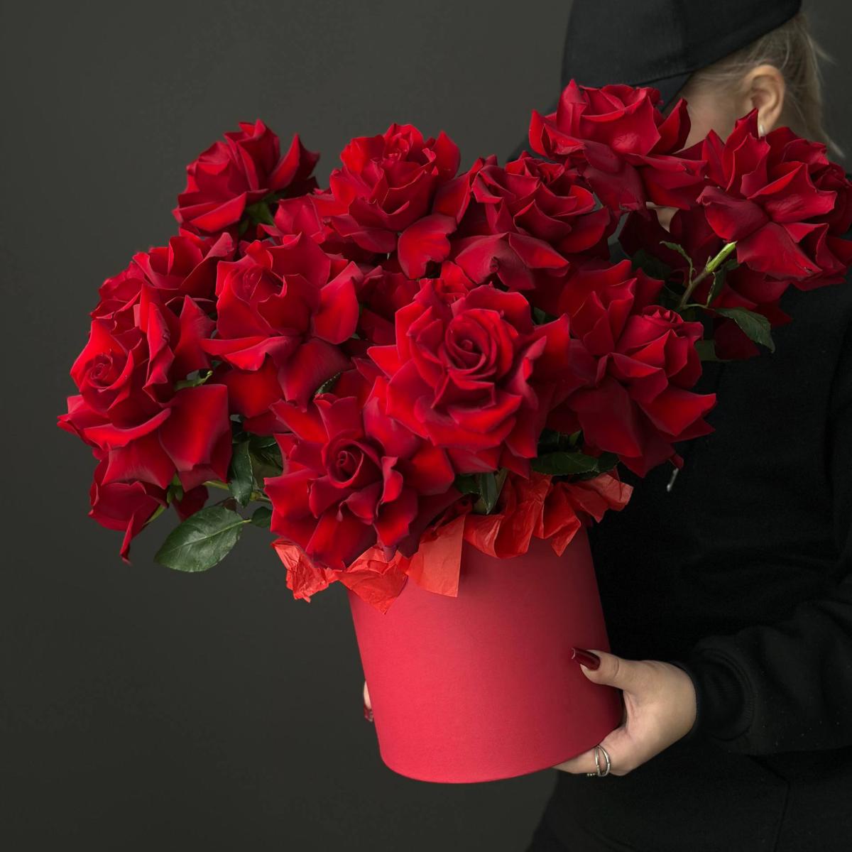 19 красных роз в коробке