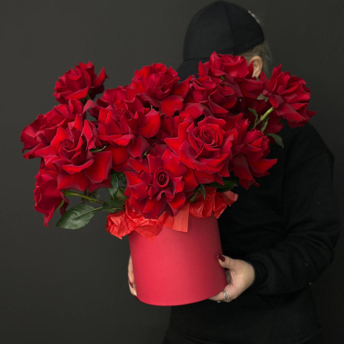 19 красных роз в коробке