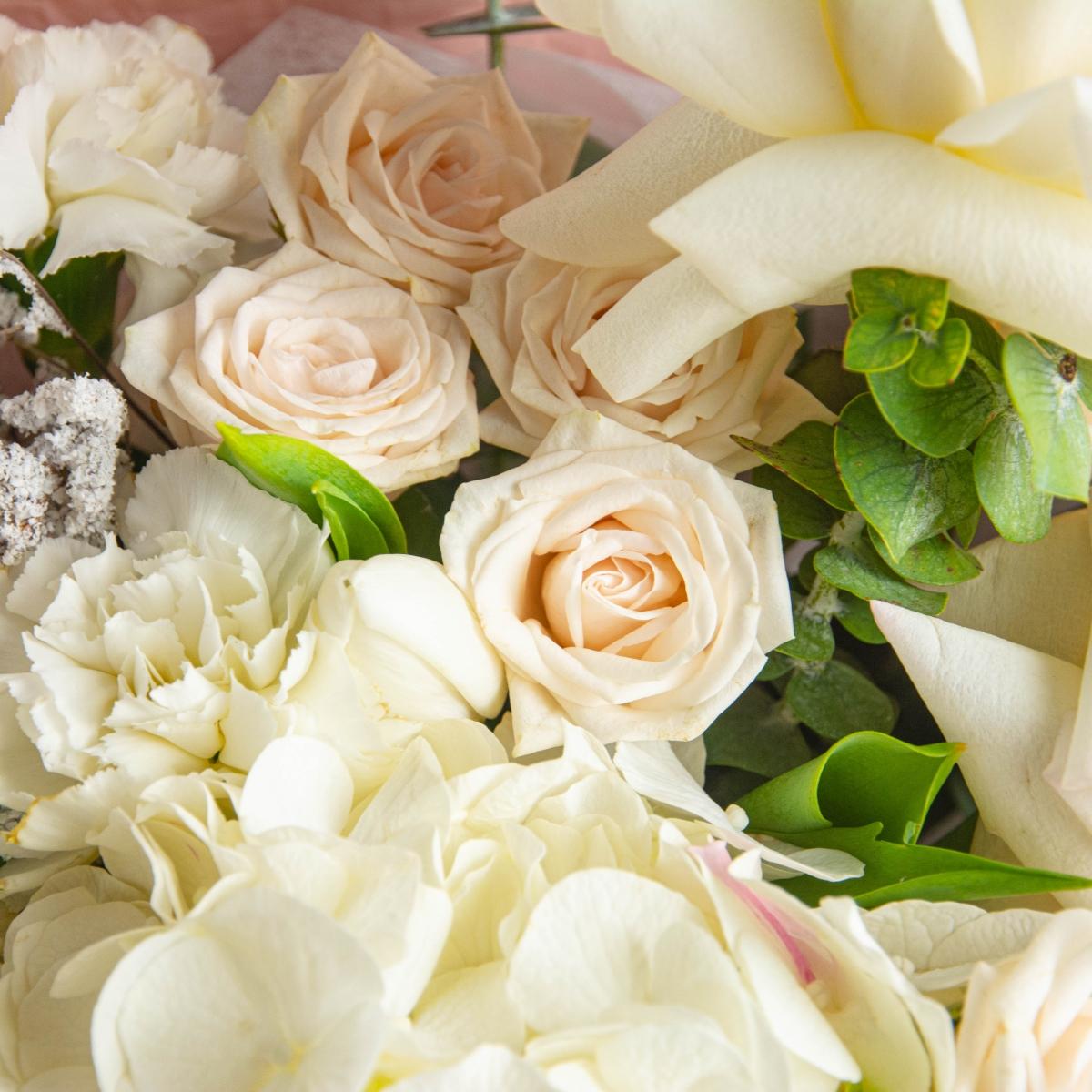 Яркий букет с белыми розами для папы