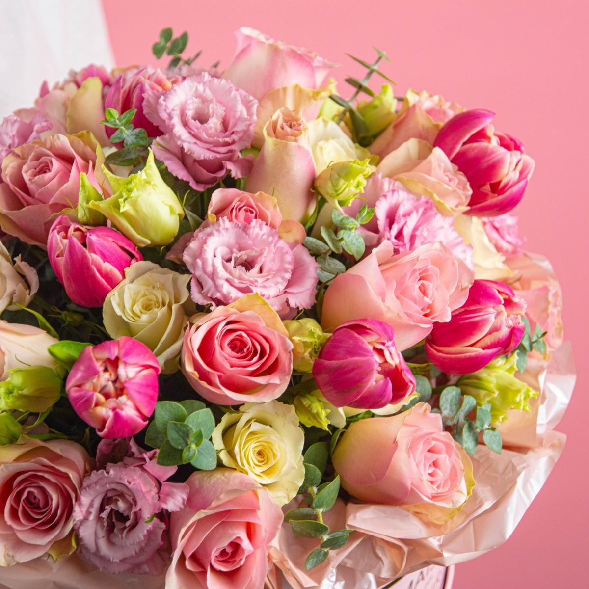 Букет с розами и тюльпанами в коробке