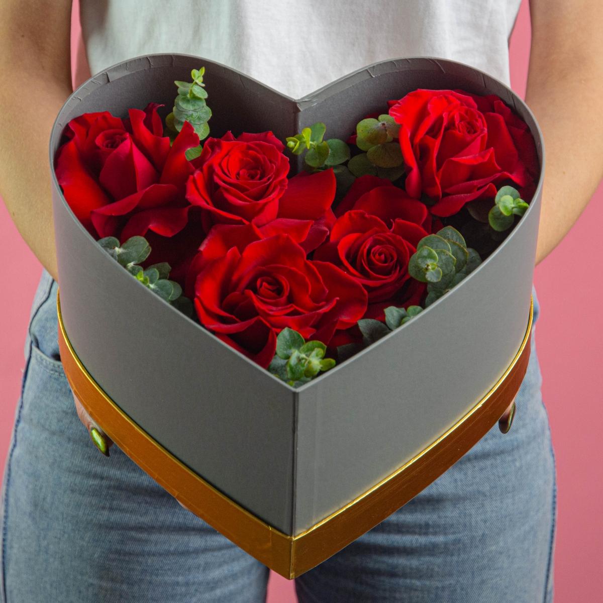 5 красных роз в коробке-сердце