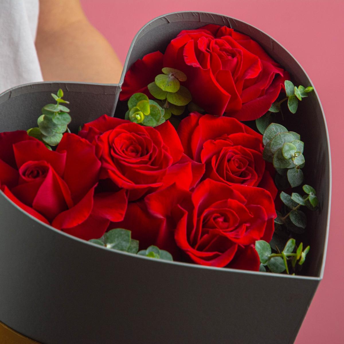 5 красных роз в коробке-сердце