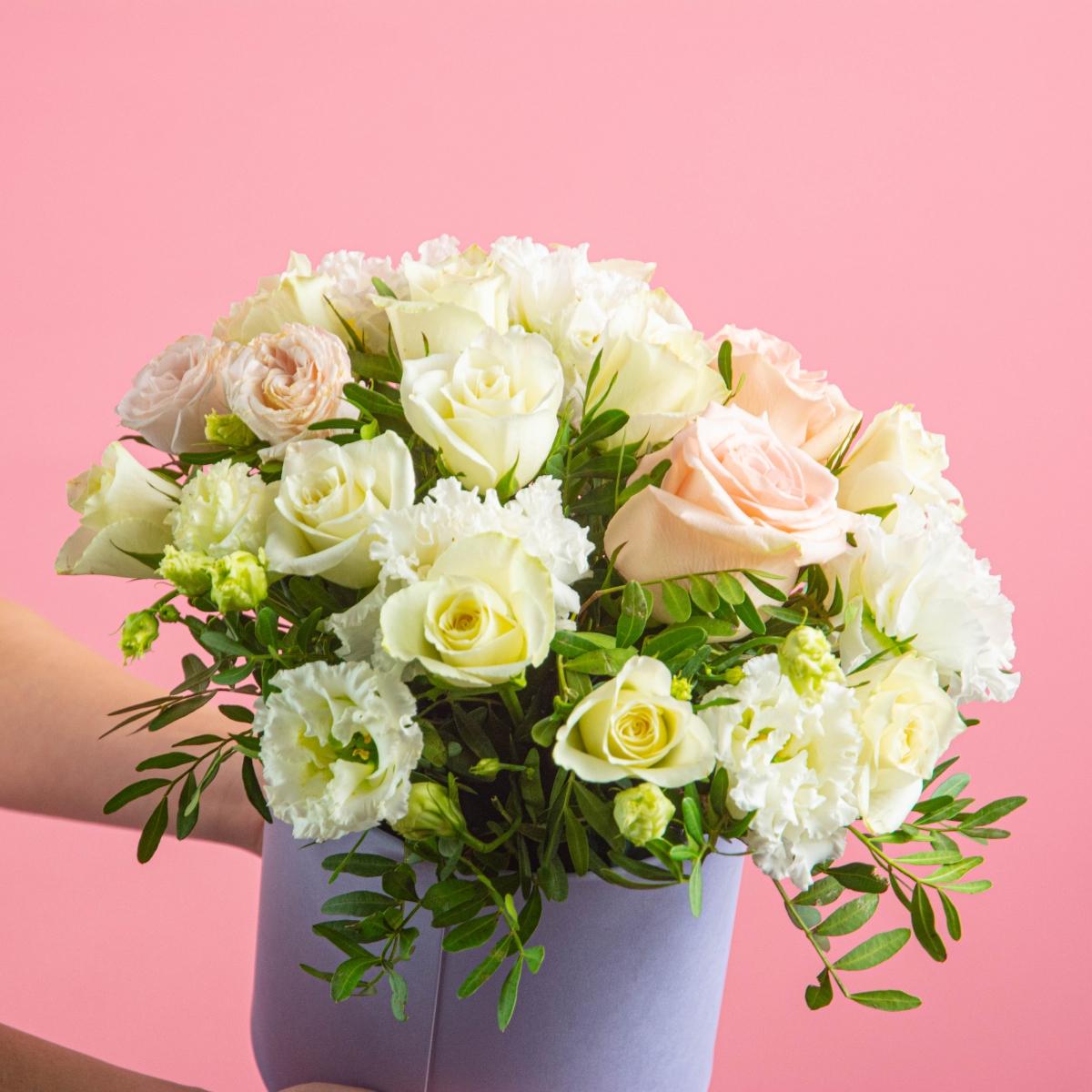Коробка цветов с белыми розами