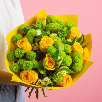 9 жёлтых роз с кустовыми хризантемами и альстромериями