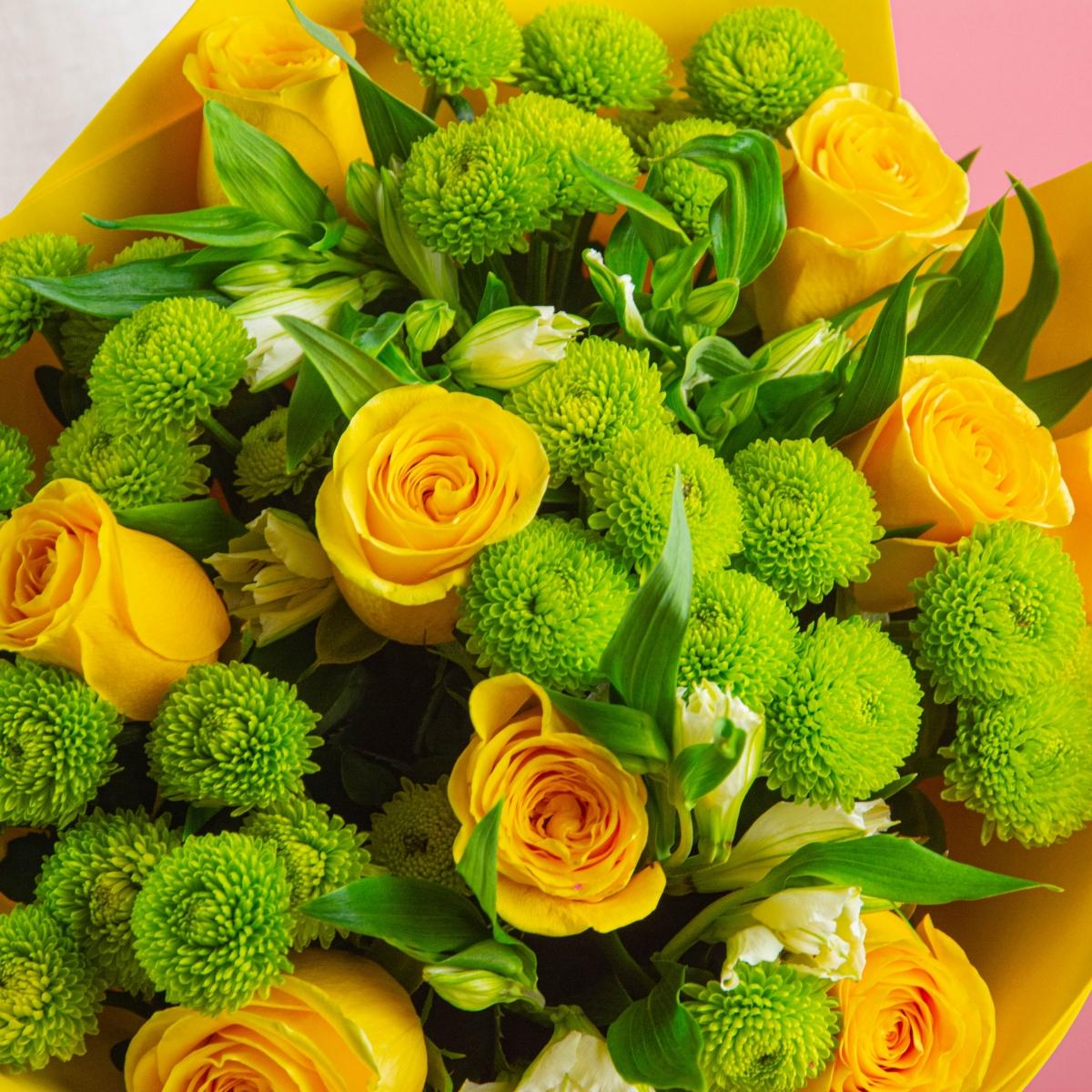 9 жёлтых роз с кустовыми хризантемами и альстромериями
