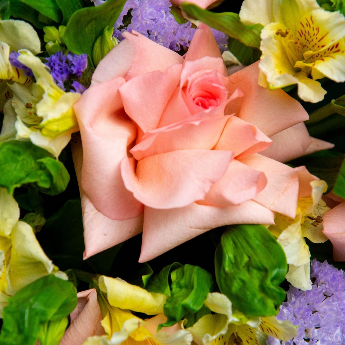 7 розовых роз с альстромериями