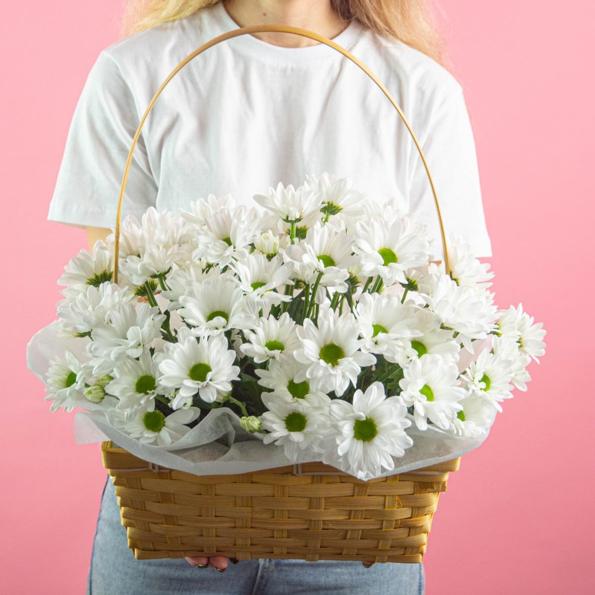 9 белых кустовых хризантем в корзине