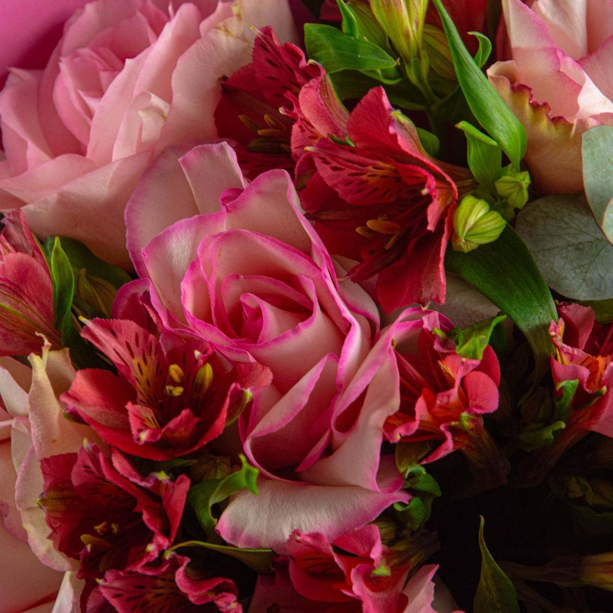 7 розовых роз и альстромерии