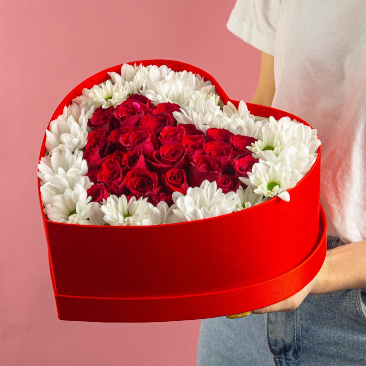 Красные розы и хризантемы в коробке-сердце
