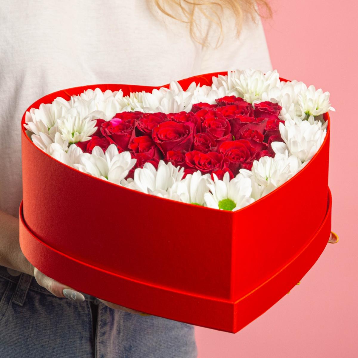 Красные розы и хризантемы в коробке-сердце
