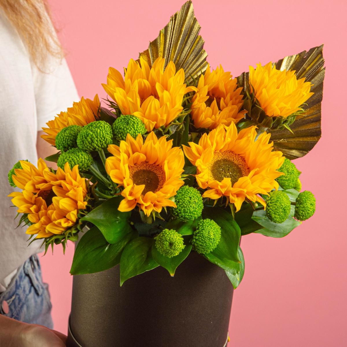Коробка цветов с 7 гелиантусами и хризантемами
