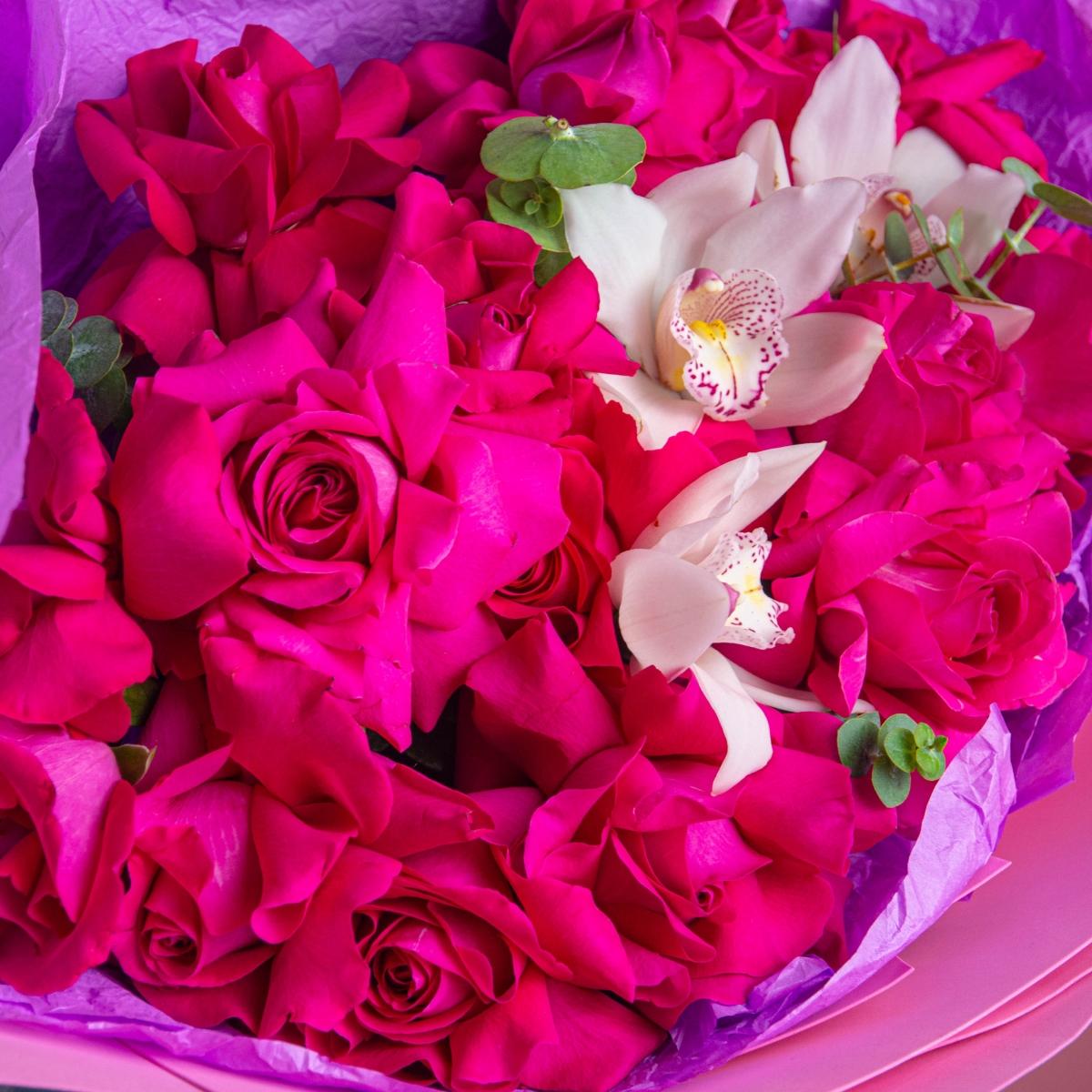 15 розовых роз с цимбидиумом