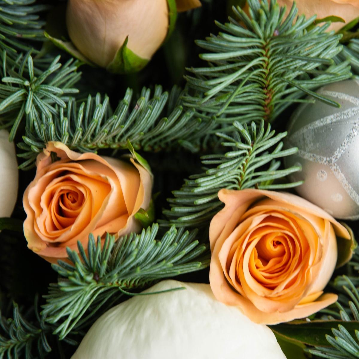 Новогодний букет с 5 пионами и розами