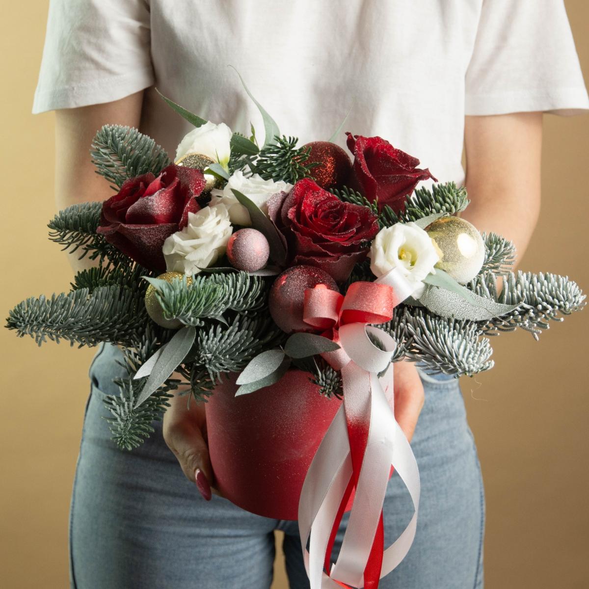 Новогодний букет с 3 розами и лизиантусами