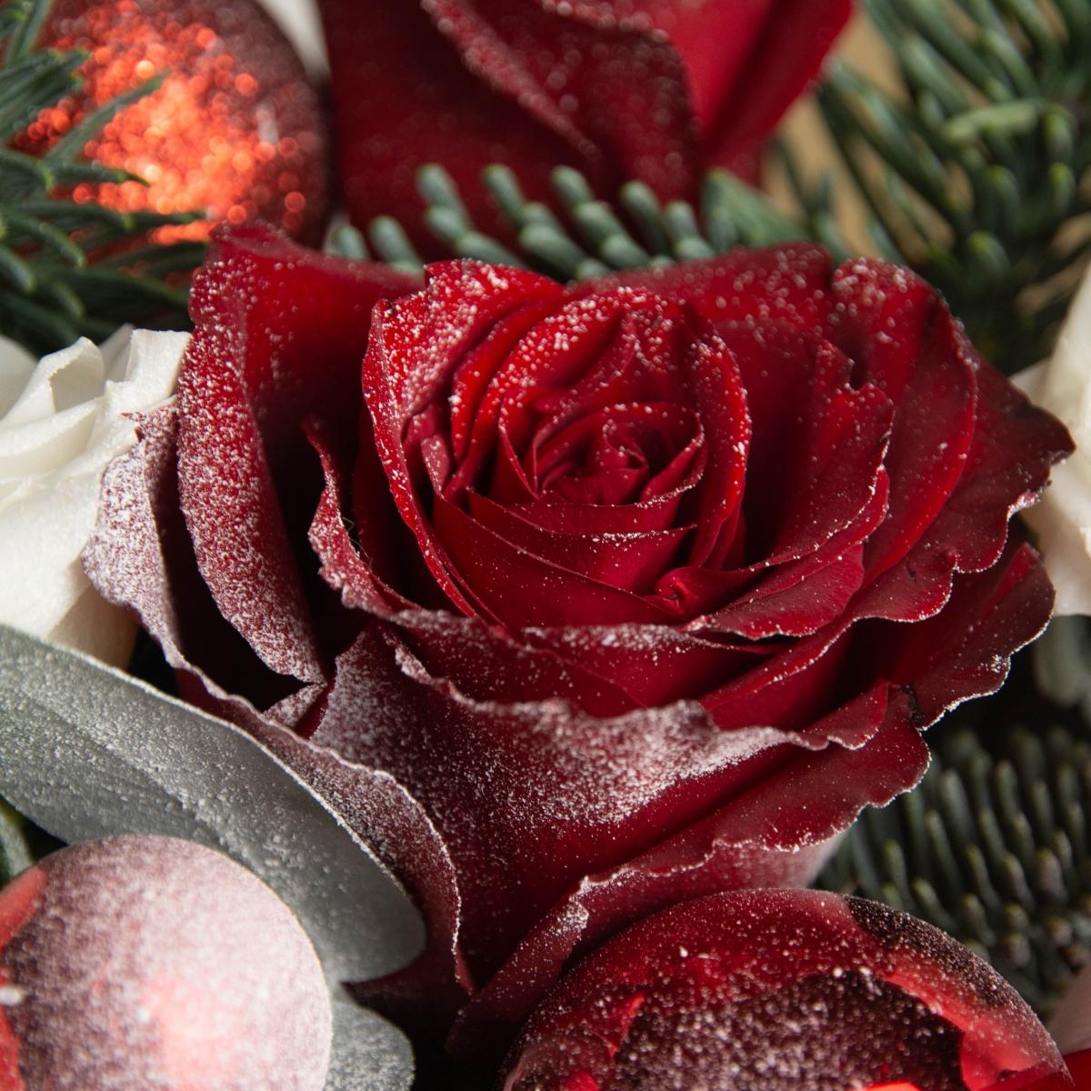 Новогодний букет с 3 розами и лизиантусами