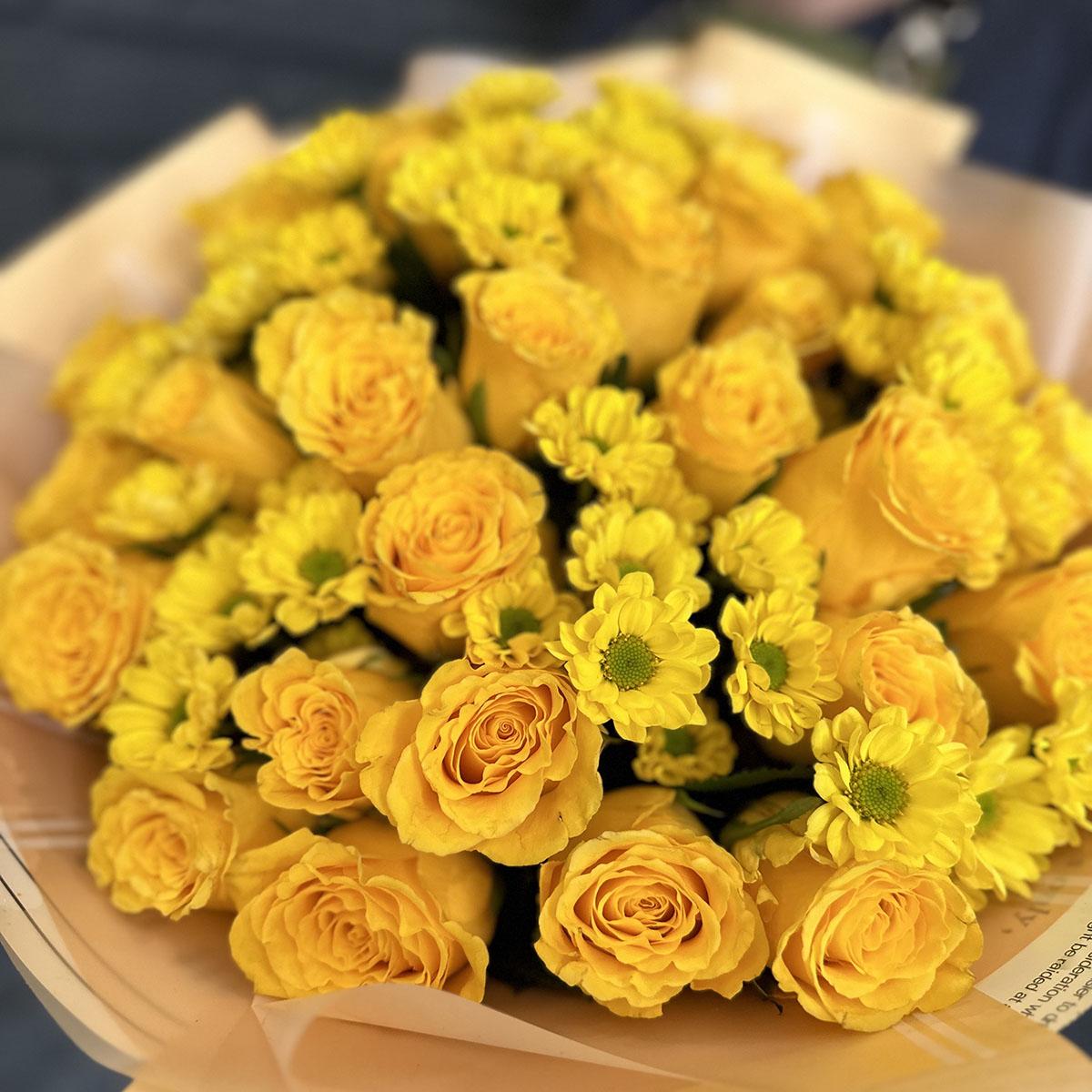 37 жёлтых роз и хризантемы