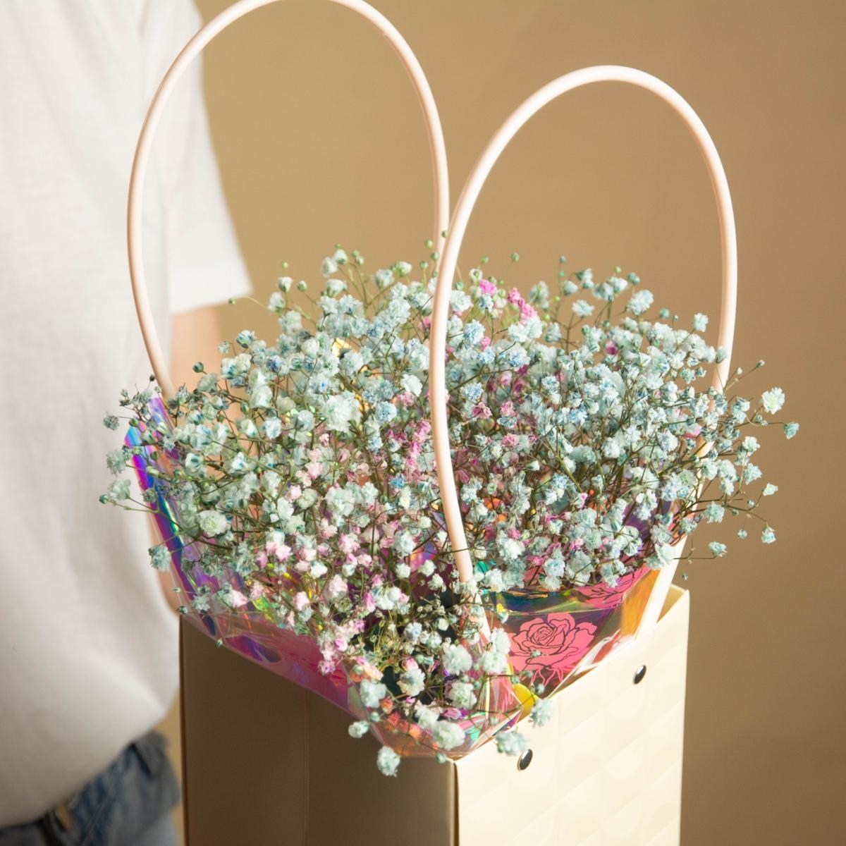 Голубая гипсофила в сумке для цветов