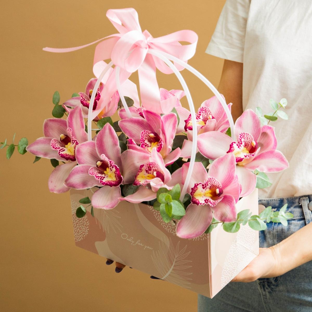 Розовый цимбидиум в сумке для цветов