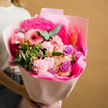 Букет с розами и гвоздиками для мамы