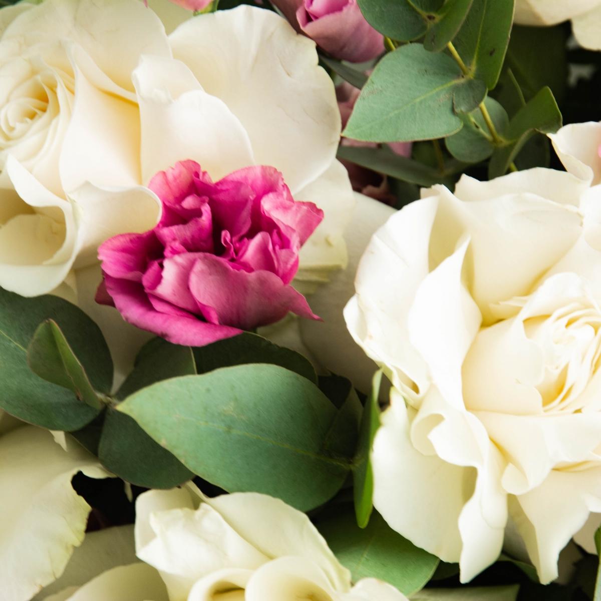 7 белых роз и лизиантусы