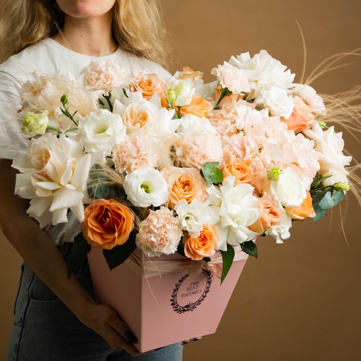 Коробка цветов с 25 розами и гвоздиками