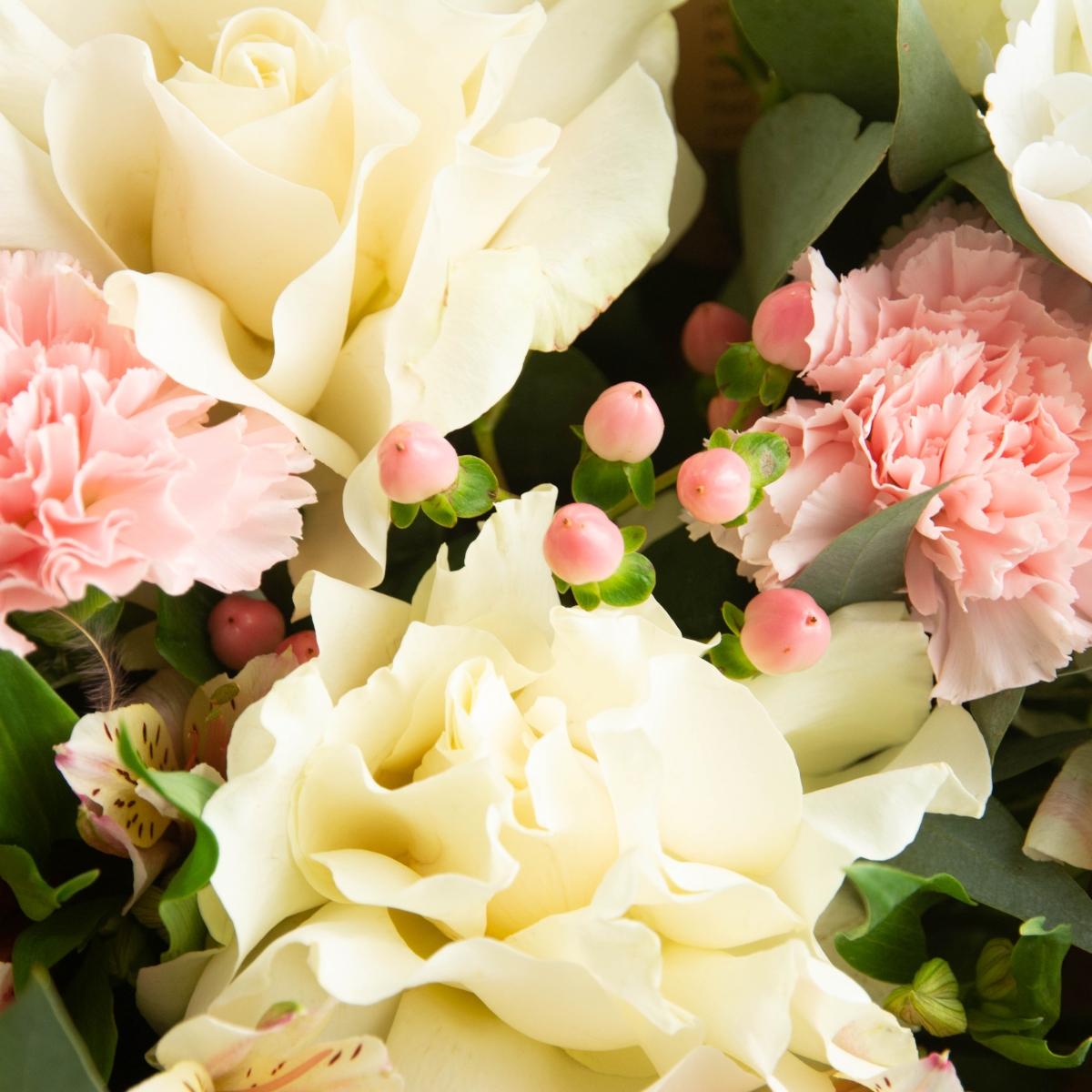 Букет с белыми розами и розовыми гвоздиками