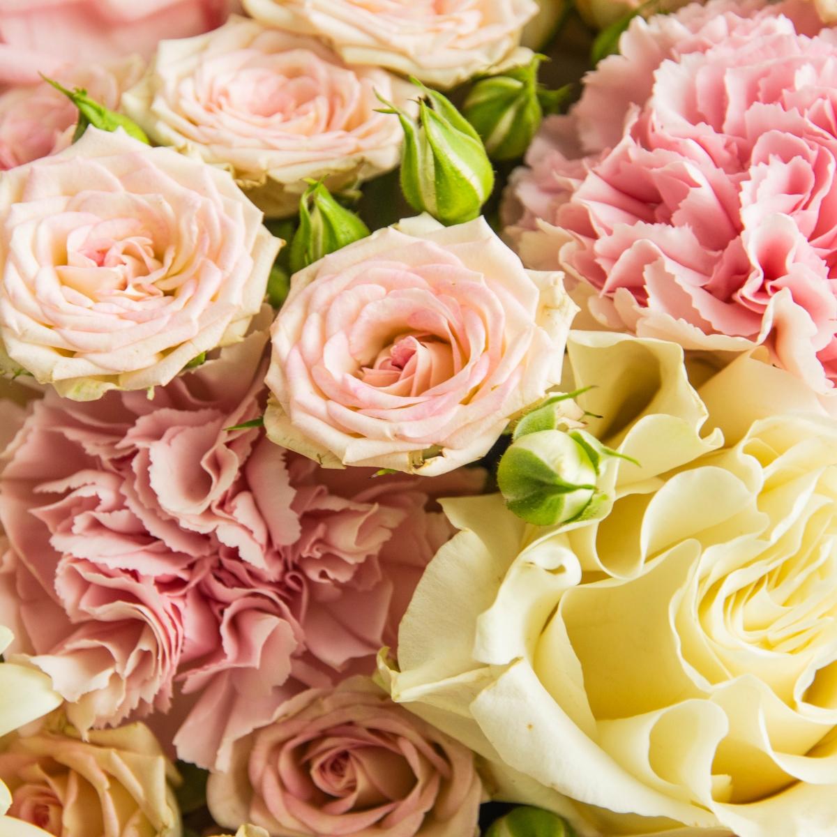 Букет цветов с розами к 14 февраля