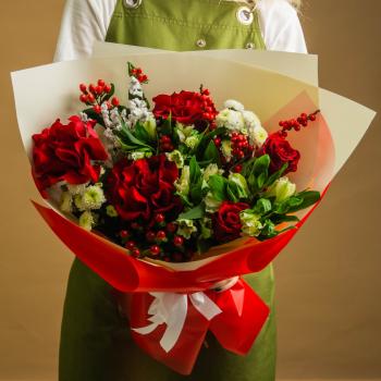 Букет цветов Красный глянец купить с доставкой по цене 3998 ₽ в НижнемНовгороде