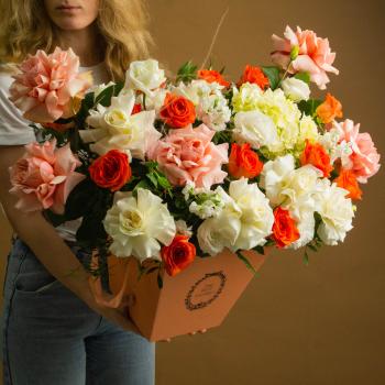Коробка цветов с разноцветными розами