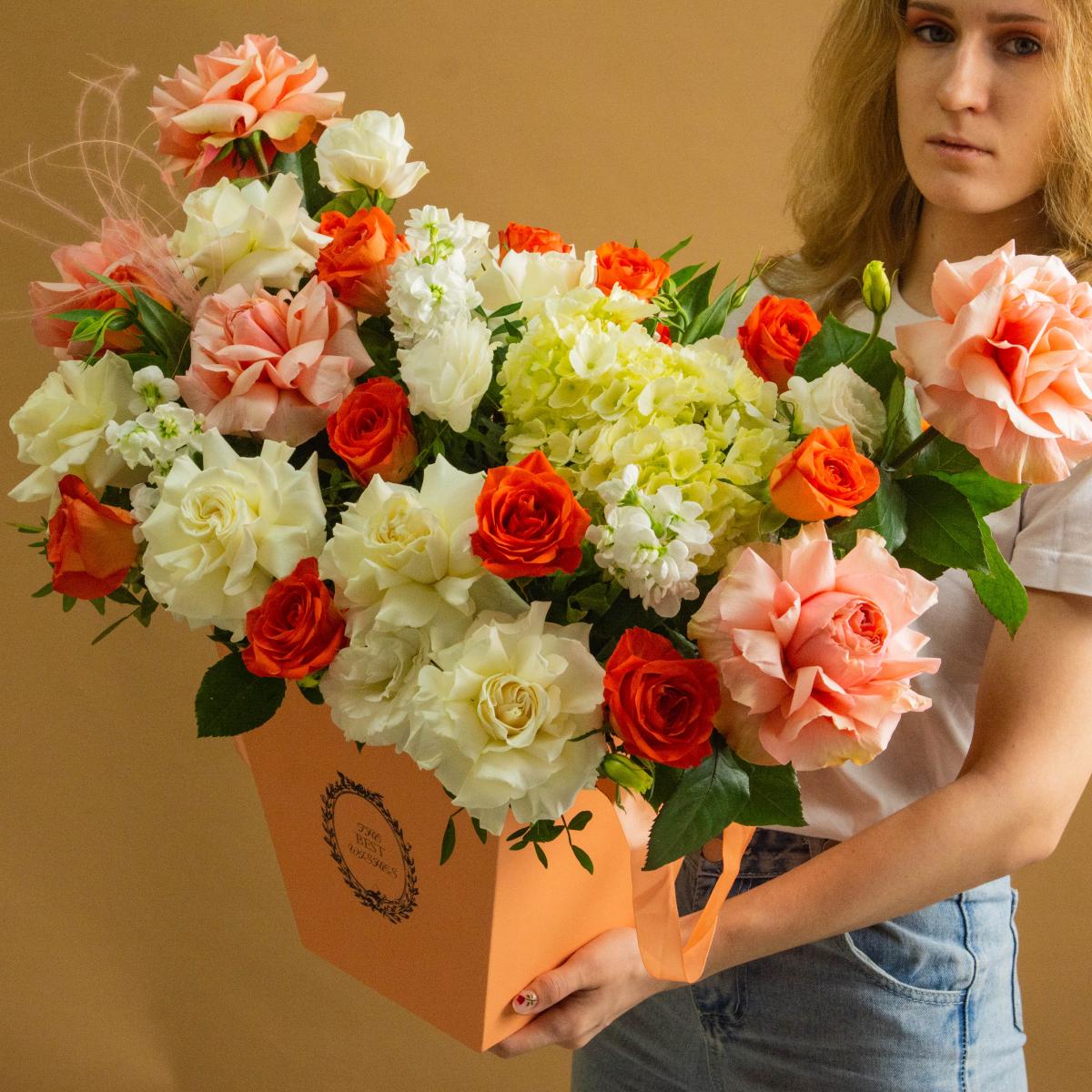 Коробка цветов с разноцветными розами