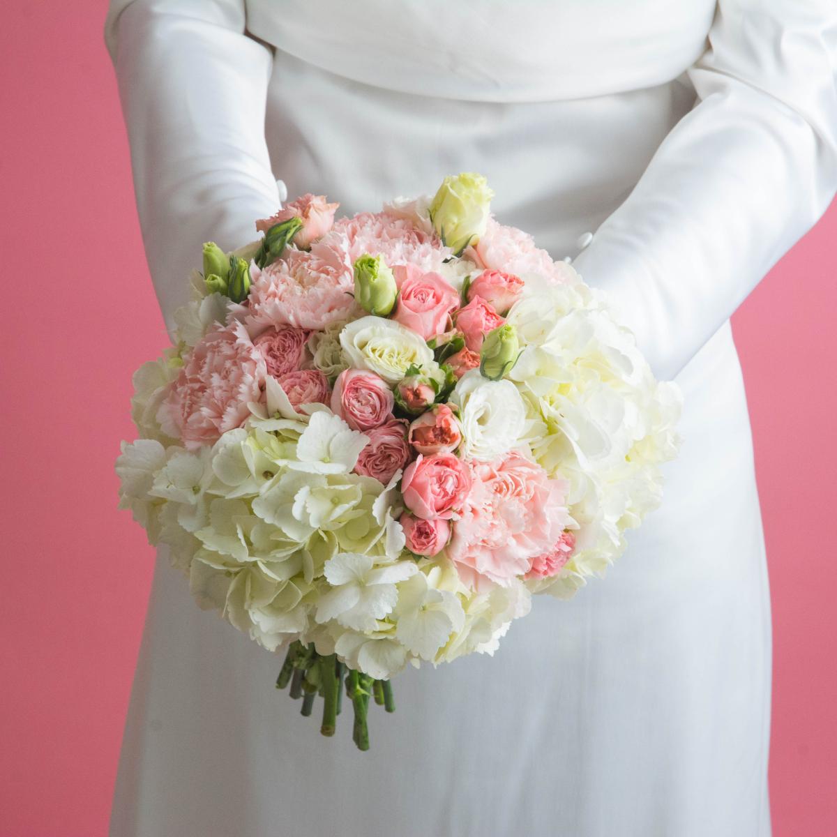 Свадебный букет с гортензиями и розами