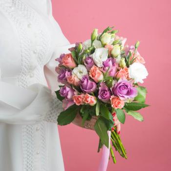 Свадебный букет из роз разных цветов