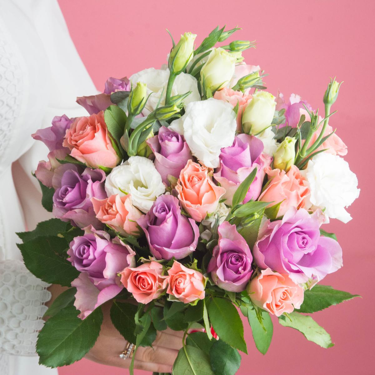 Свадебный букет из роз разных цветов