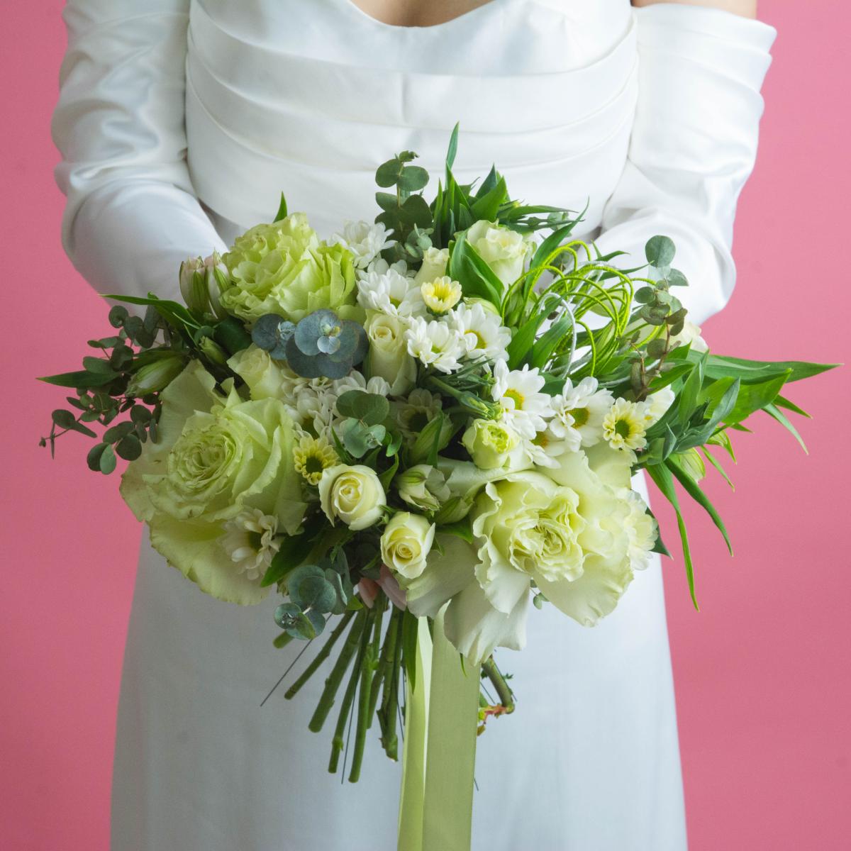 Свадебный букет с розами, альстромериями и лизиантусом