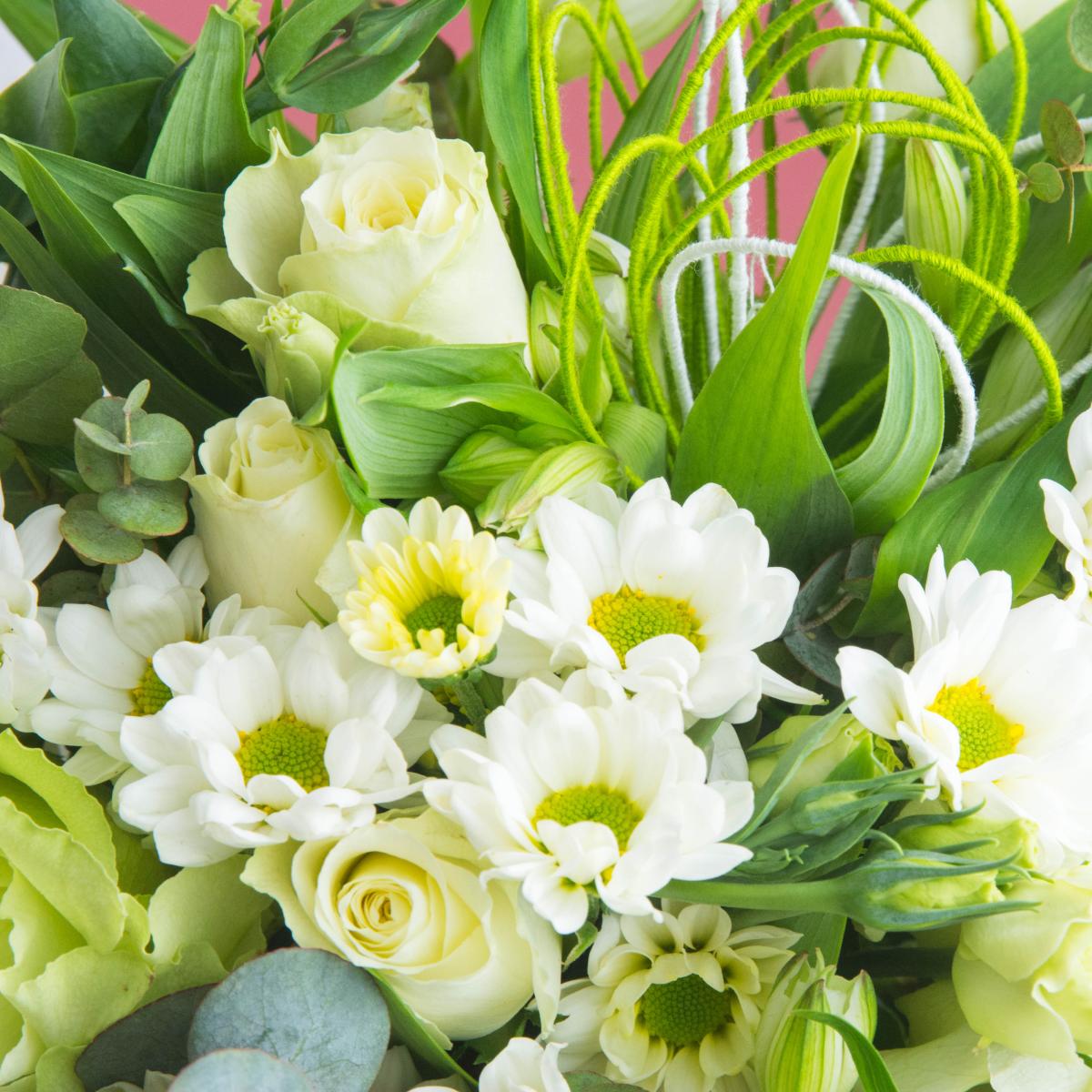 Свадебный букет с розами, альстромериями и лизиантусом