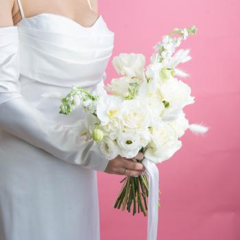 Свадебный букет с розами и матиолой