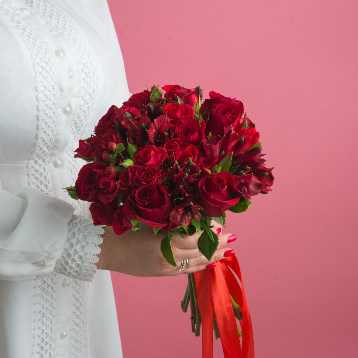 Свадебный букет с альстромериями и розами