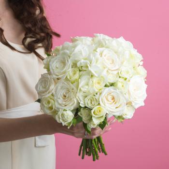 Свадебный букет из белых роз и гортензии