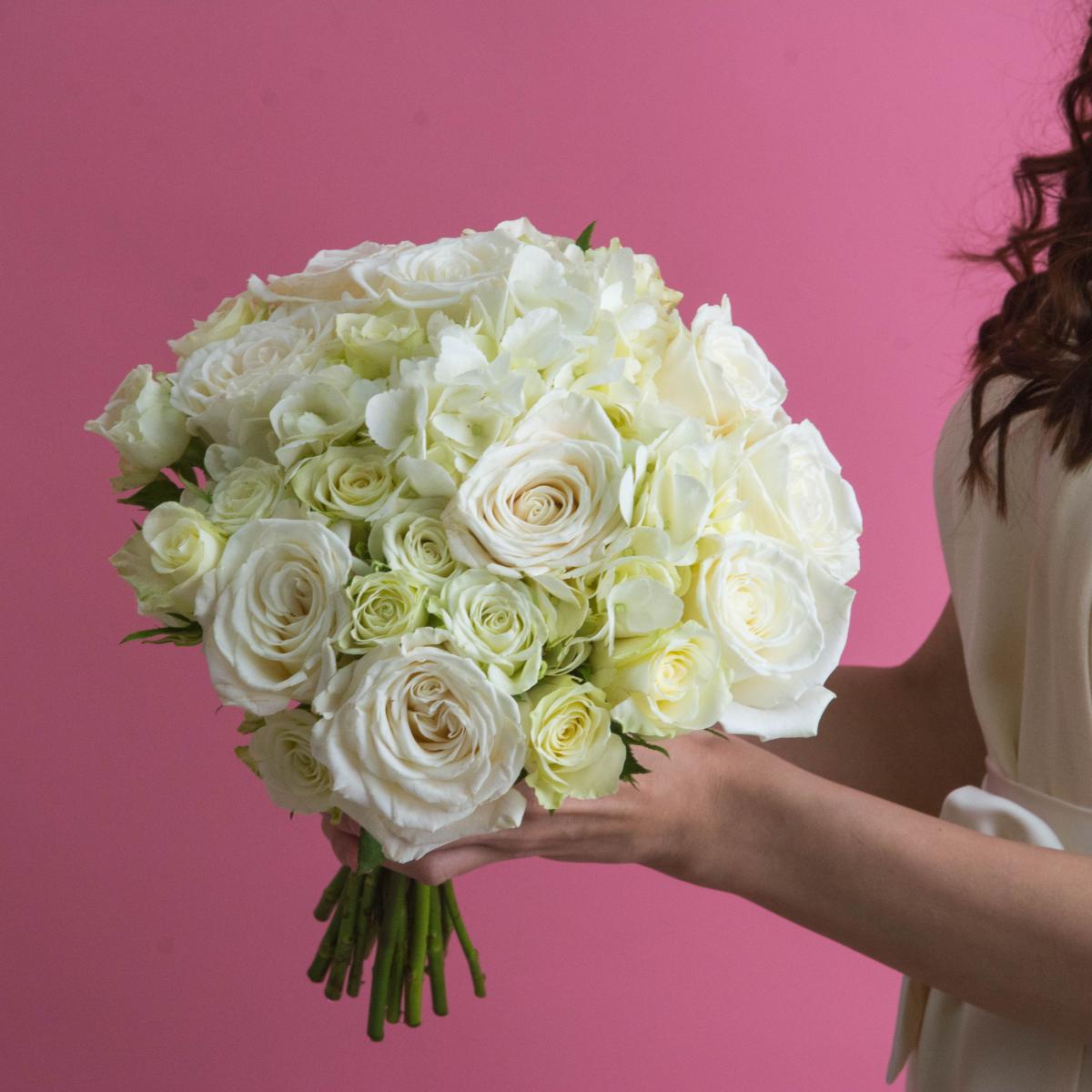 Свадебный букет из белых роз и гортензии