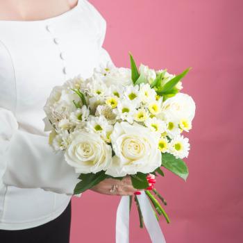 Свадебный букет с белыми розами и хризантемой