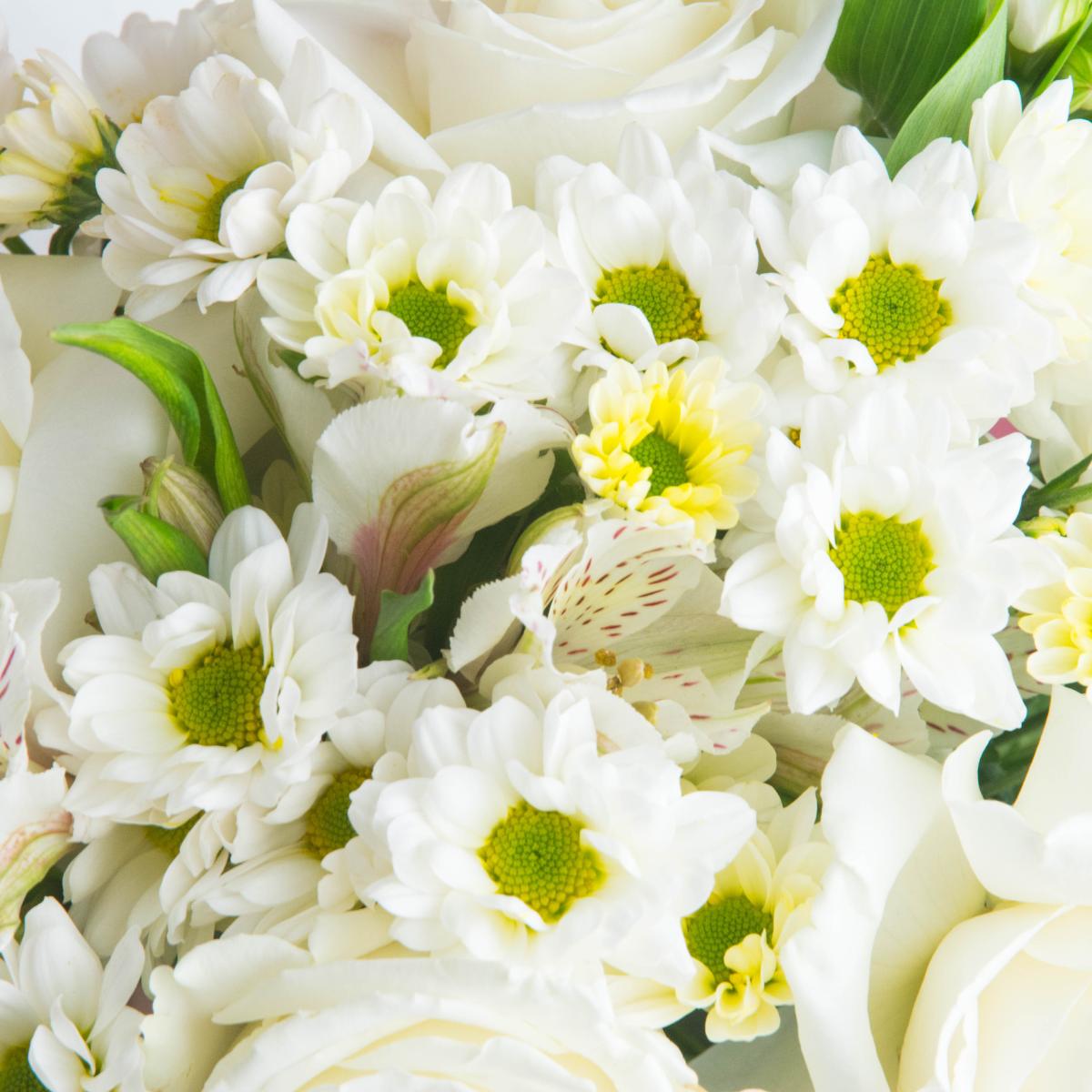 Свадебный букет с белыми розами и хризантемой