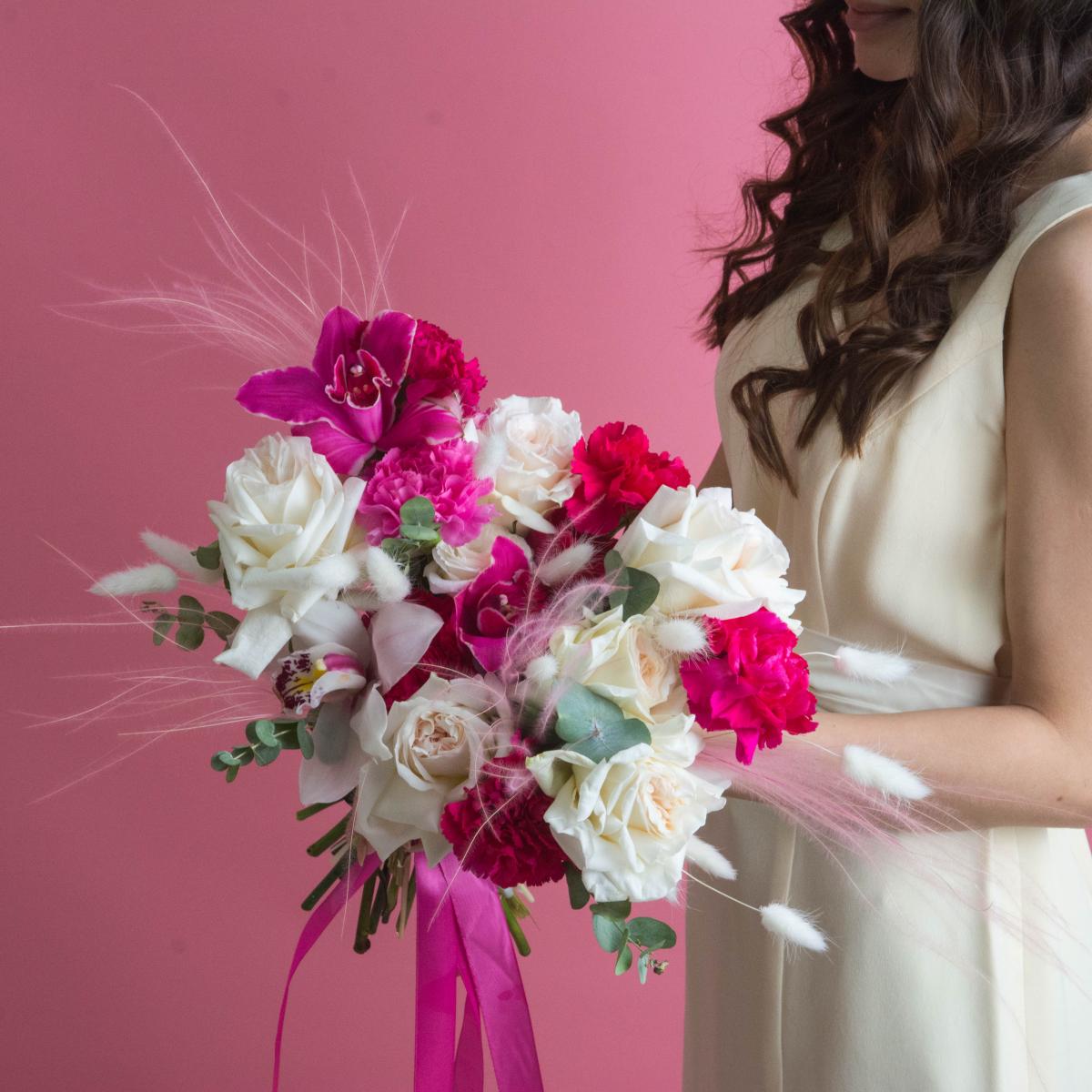 Свадебный букет с розами и гвоздиками