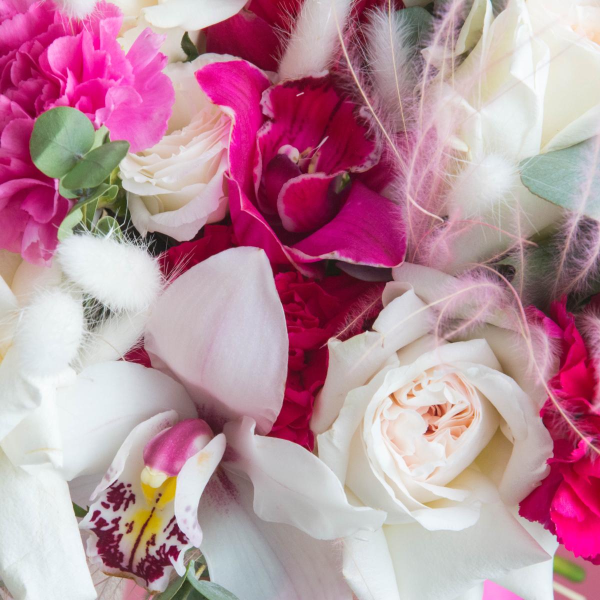 Свадебный букет с розами и гвоздиками