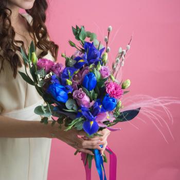 Свадебный букет с ирисами и розами