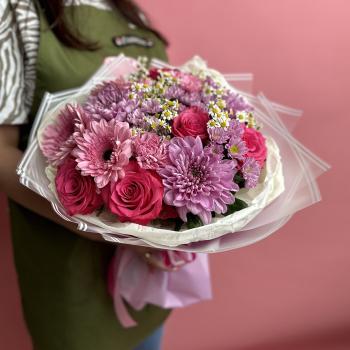 Букет с хризантемами и розами для мамы