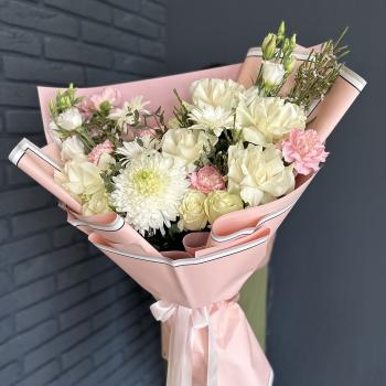 Букет с 9 белыми розами и хризантемой
