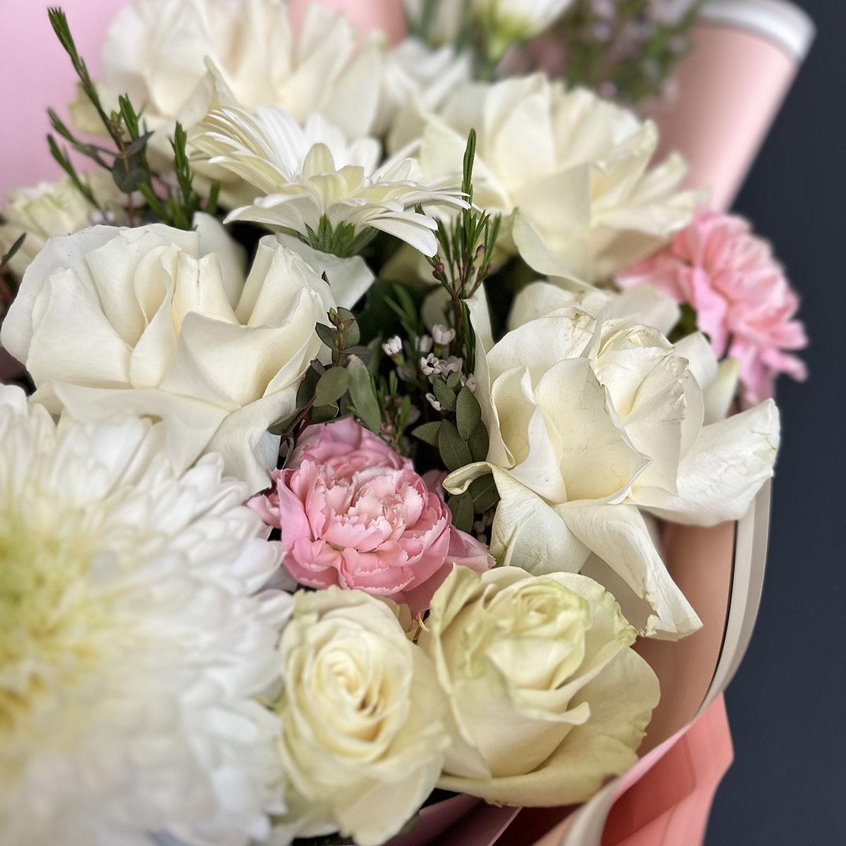 Букет с 9 белыми розами и хризантемой