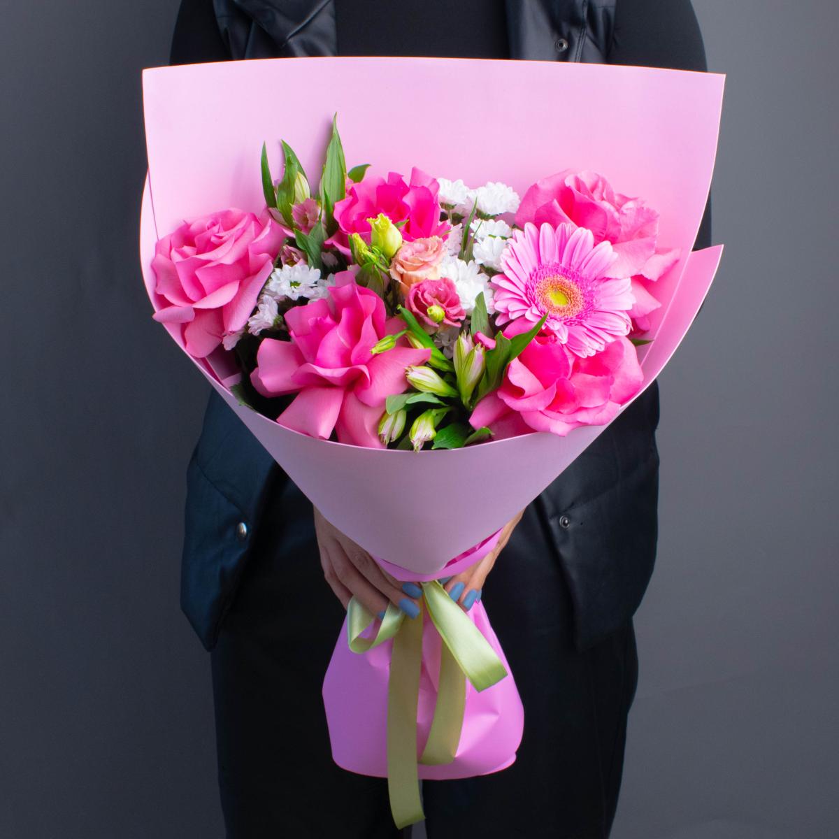 Букет с 5 розовыми розами и хризантемами